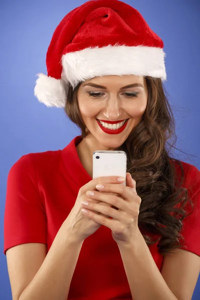 Weihnachtsglückliche Frau mit Smartphone — Stockfoto