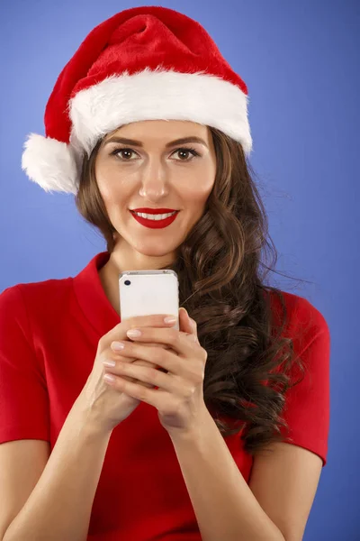 Natale felice donna con uno smartphone — Foto Stock