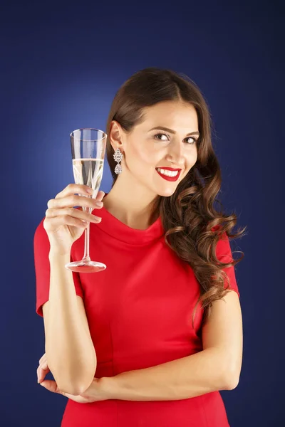 Kaunis nainen lasi samppanjaa, juhlia käsite — kuvapankkivalokuva