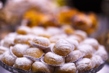 bir vitrin tatlılar çeşitli