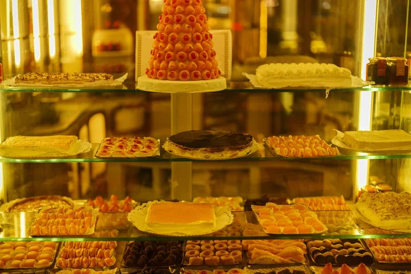Variedade de doces em uma janela de loja — Fotografia de Stock