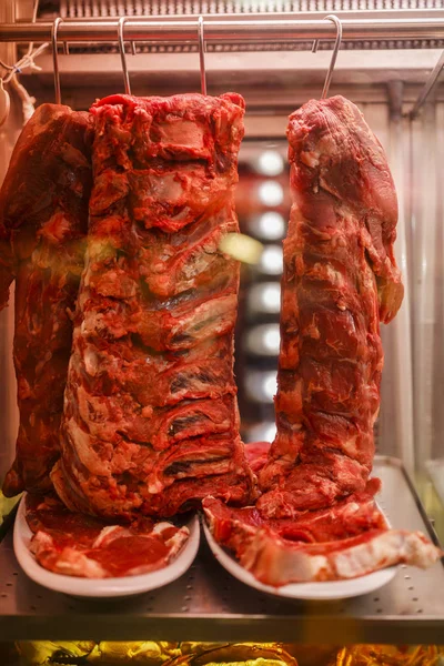 Carne costela cordeiro na janela — Fotografia de Stock