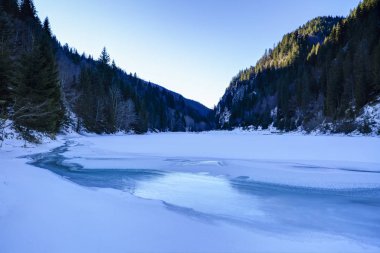Lake Petrimanul donmuş manzara