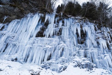 Dağın kayalık duvara, closeup seçileceği yer ile donmuş buz sarkıtları