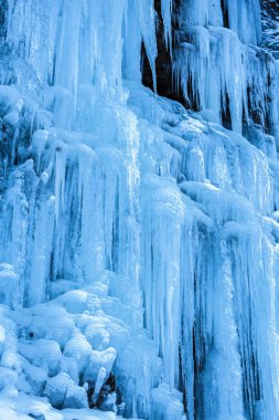 Dağın kayalık duvara, closeup seçileceği yer ile donmuş buz sarkıtları