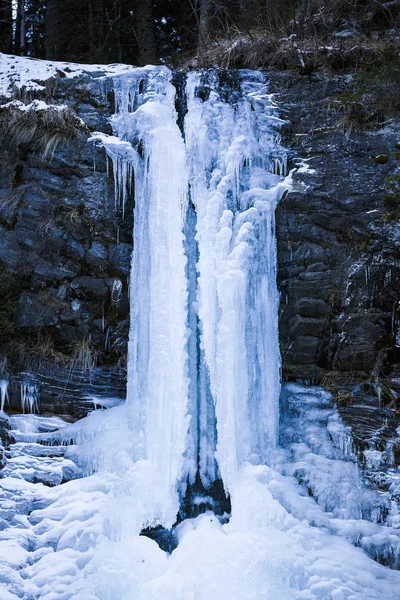 Icicles enormes formados em uma cachoeira em uma montanha — Fotografia de Stock