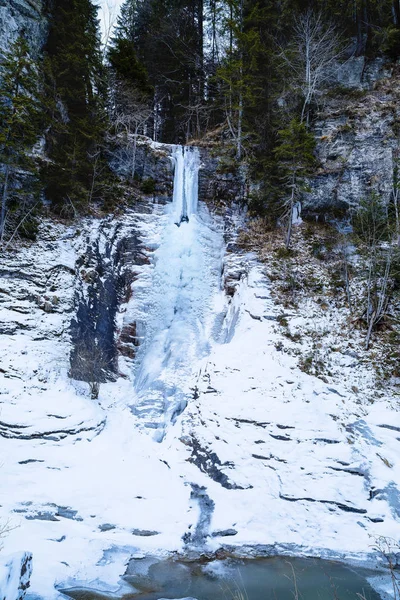 山の上の滝に形成された巨大なつらら — ストック写真