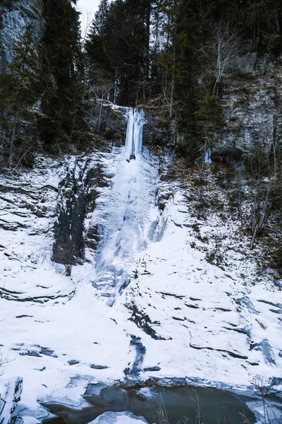 山の上の滝に形成された巨大なつらら — ストック写真