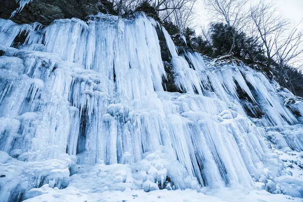 Κατεψυγμένα icicles σε βραχώδη τοίχο στο βουνό, closeup με επι — Φωτογραφία Αρχείου