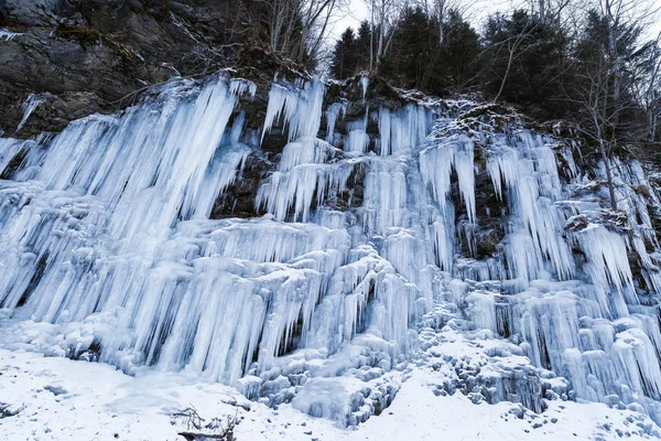 Glaces gelées sur la paroi rocheuse de la montagne, gros plan avec selec — Photo