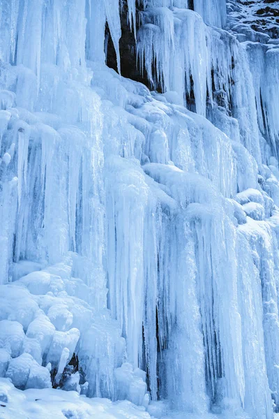 Ghiaccioli ghiacciati sulla parete rocciosa della montagna, primo piano con selec — Foto Stock