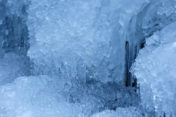 Ghiaccioli ghiacciati sulla parete rocciosa della montagna, primo piano con selec — Foto Stock