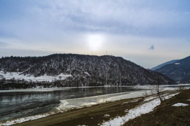 Kış manzara dağlar ile nehre yansıyan
