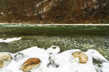 Bir nehir ile kış dağ manzarası