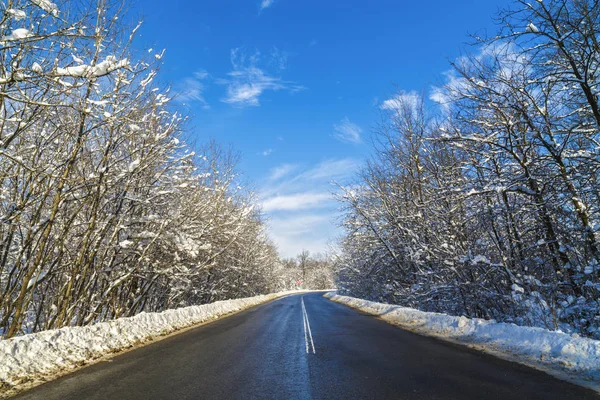 Romanya'da bir yol ile kış manzarası — Stok fotoğraf