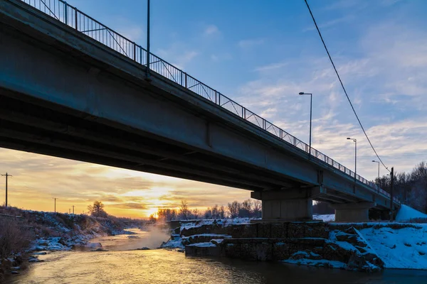 Romanya'da bir nehir kış sunrise