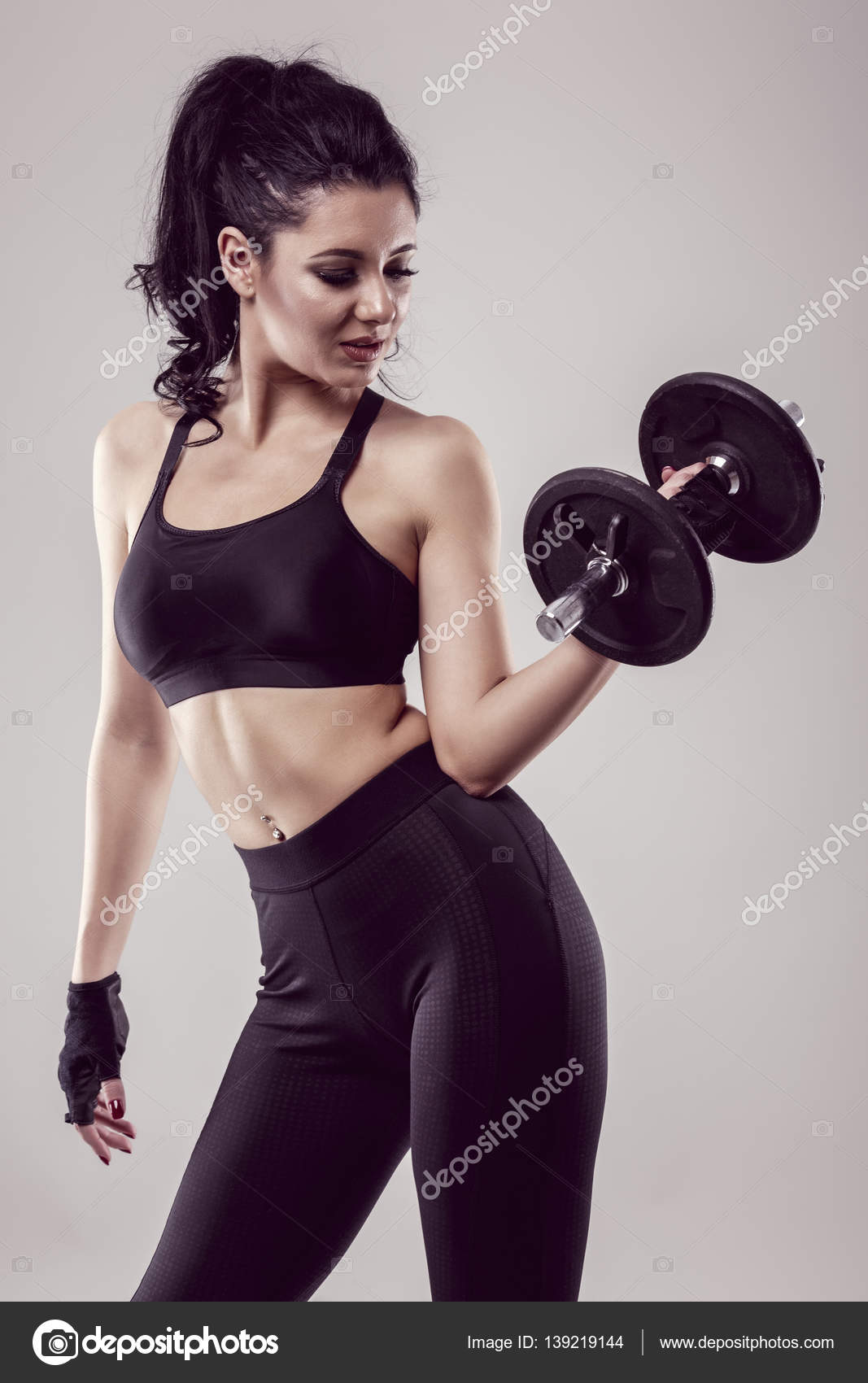 Mujer con mancuernas haciendo diferentes ejercicios — Foto de