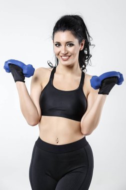 kadın farklı egzersizleri yapıyor dumbbells ile