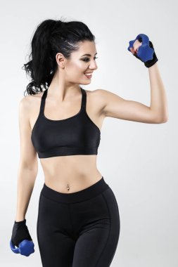 kadın farklı egzersizleri yapıyor dumbbells ile