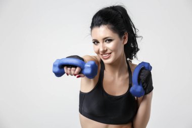 kadın farklı egzersizleri yapıyor dumbbells ile