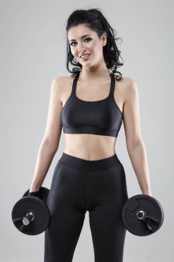 kadın farklı egzersizleri yapıyor dumbbells ile