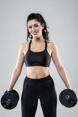 kadın farklı egzersizleri yapıyor dumbbells ile