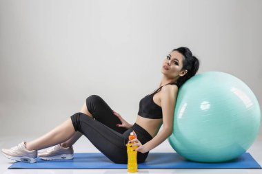 arka plan üzerinde izole bir top ile güzel kadın