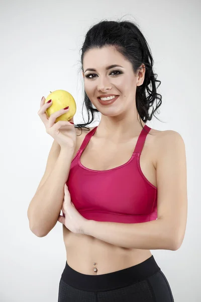 Спортивная женщина руки спелые зеленые яблоки, изолированные на заднем плане — стоковое фото