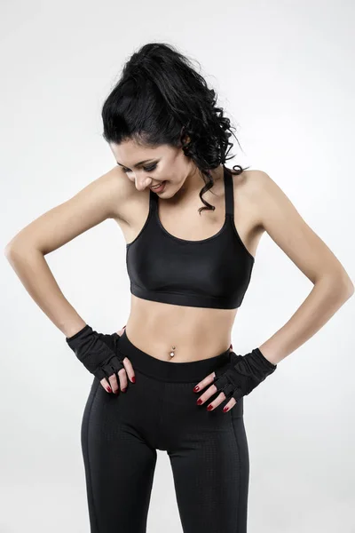 Krásná bruneta žena dělá různé cvičení fitness — Stock fotografie