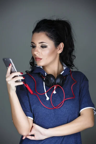 Portrait beautiful brunette woman posing with headphones — Stock Photo, Image