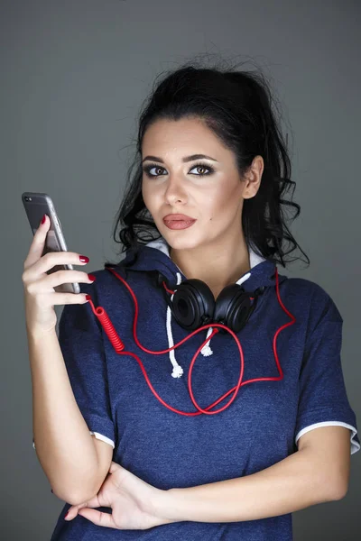 Portrét krásné bruneta žena pózuje se sluchátky — Stock fotografie