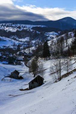Kış manzarası ile Romanya'da bir dağ köyü