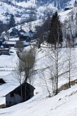 Kış manzarası ile Romanya'da bir dağ köyü