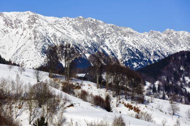 Kış manzarası ile Romanya'da bir dağ köyü