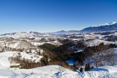 Kış manzarası ile Romanya'da bir dağ köyü