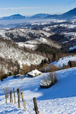 Kış manzarası ile Romanya'da bir dağ köyü