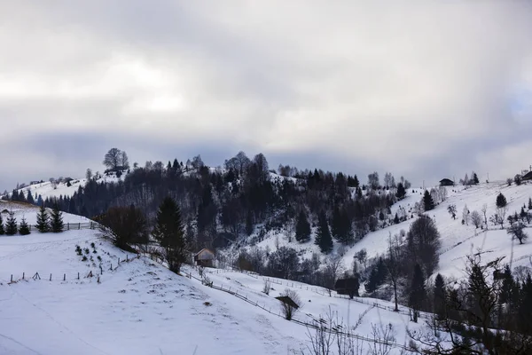 Winterlandschap met een bergdorpje in Roemenië — Stockfoto