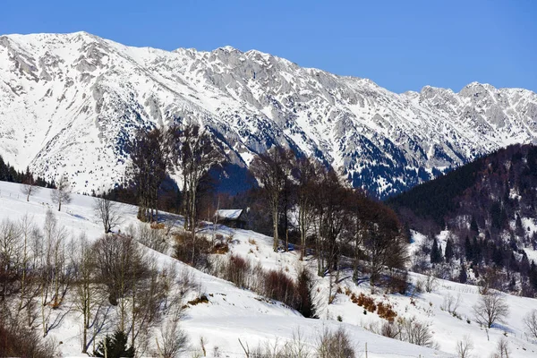 ルーマニアの山の村のある冬景色 — ストック写真