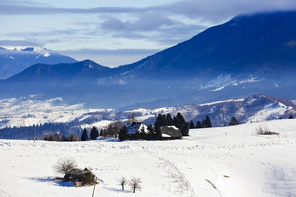 ルーマニアの山の村のある冬景色 — ストック写真