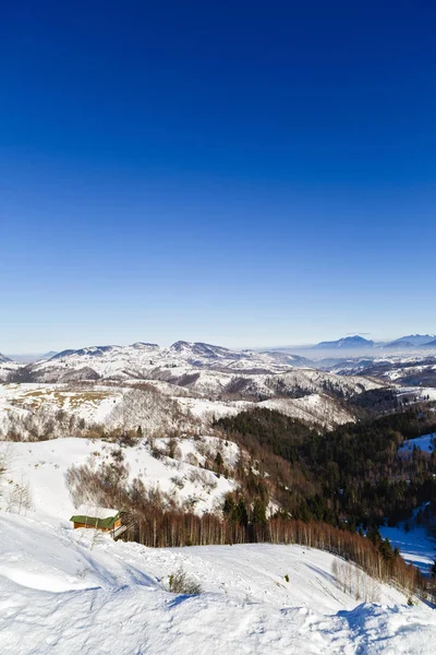 Зимний пейзаж с горной деревней в Румынии — стоковое фото