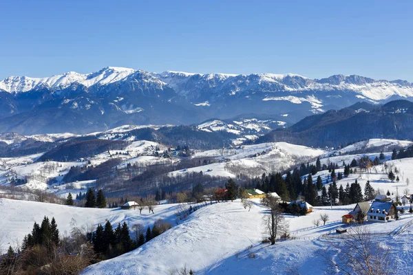 ルーマニアの山の村のある冬景色 — ストック写真