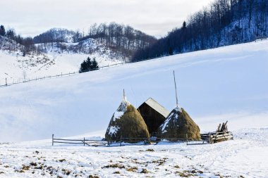 haystacks kış dağ bir yerde Romanya'da