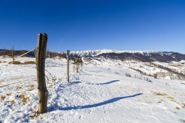 Kış manzarası ile Piatra Craiului dağlar, Romanya.