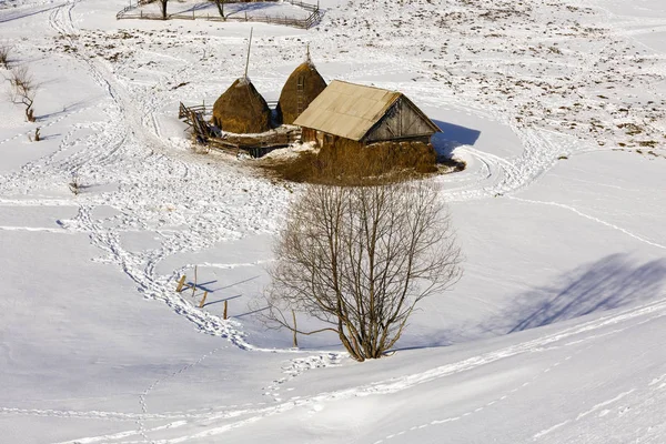 Pagliai in montagna invernale da qualche parte in Romania — Foto Stock