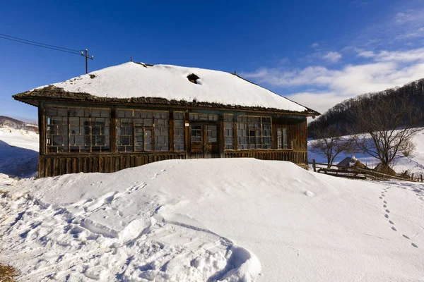 旧木房子里冬季景观，罗马尼亚 — 图库照片