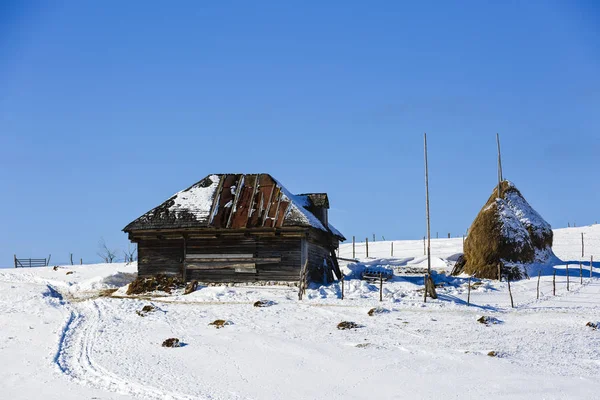 Pagliai in montagna invernale da qualche parte in Romania — Foto Stock