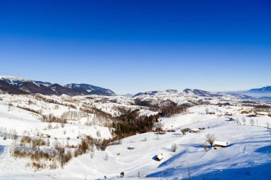 Kış manzarası ile Piatra Craiului dağlar, Romanya.