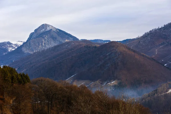 Período de transición entre otoño invierno montaña —  Fotos de Stock