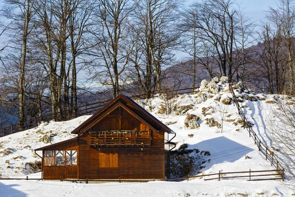 Homes in the mountains in winter landscape — Stock Photo, Image