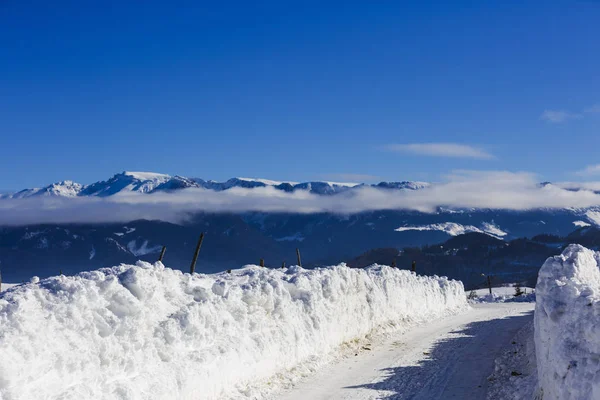 Mountain road in winter landscape in Carpathians — Stock Photo, Image